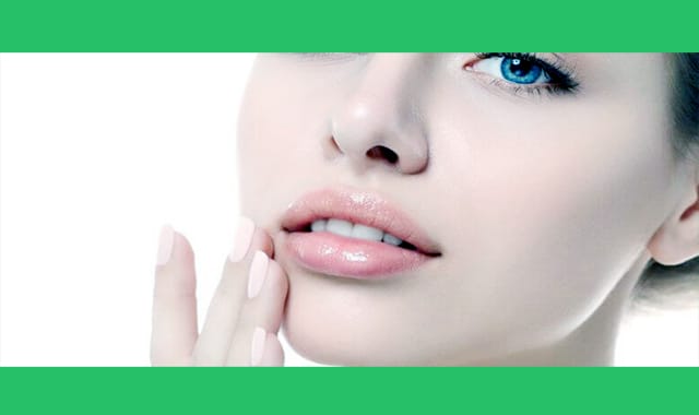 গোলাপি একজোড়া ঠোঁটে হাসি ভালো লাগতে বাধ্য