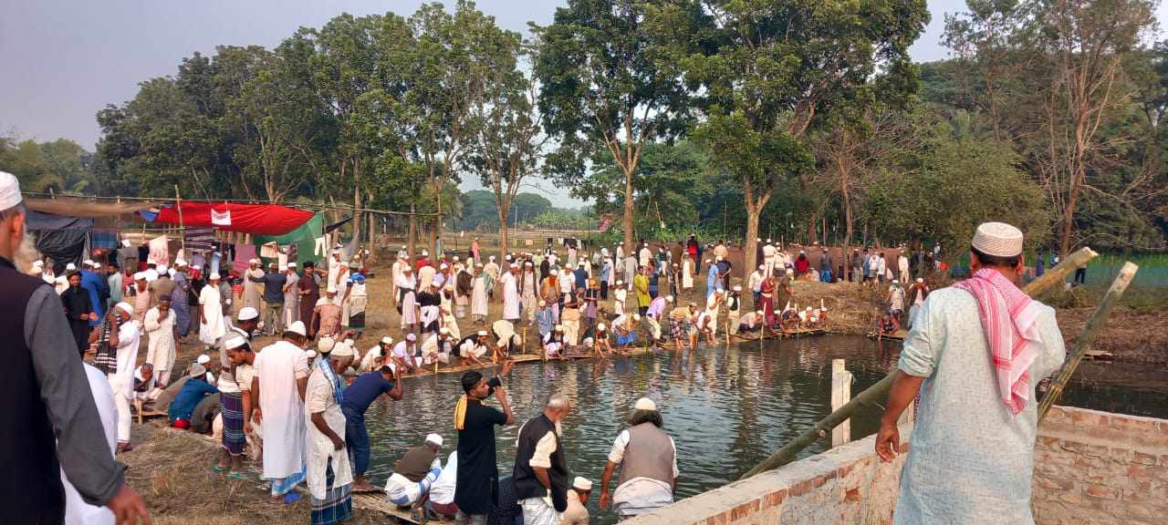 মুসল্লিদের শান্তি ও সমৃদ্ধি কামনায় আখেরি মোনাজাতের মধ্য দিয়ে শেষ হয়েছে ফরিদপুর জেলা ইজতেমা