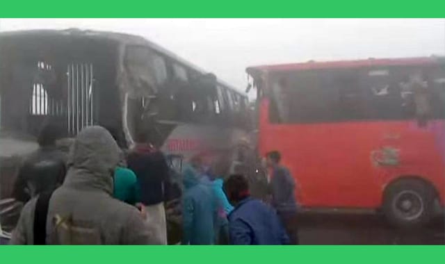 ঘন কুয়াশার কারণে নিয়ন্ত্রণ হারিয়ে ৬টি পরিবহন দুর্ঘটনার কবলে আহত ২৫