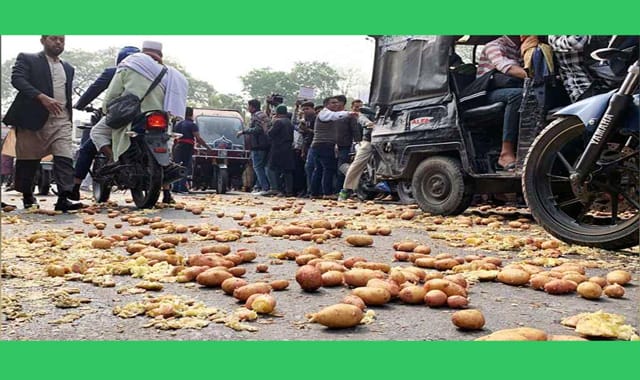 রাস্তার আলু ফেলে বিক্ষোভ ও অবস্থান কর্মসূচি পালন