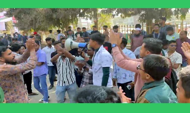 বিক্ষোভ সমাবেশে যোগ দিতে জড়ো হচ্ছেন বৈষম্যবিরোধী ছাত্র আন্দোলনের শিক্ষার্থীরা