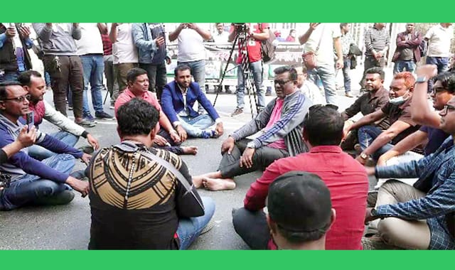 সংবাদ সংগ্রহরে সময় সাংবাদিকের ওপর নগ্ন হামলা,মহাসড়ক অবরোধ করে বিক্ষোভ