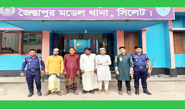 সেনাবাহিনীর টহল গাড়ীতে ভাংচুরের ঘটনায় ৫ জনকে আটক