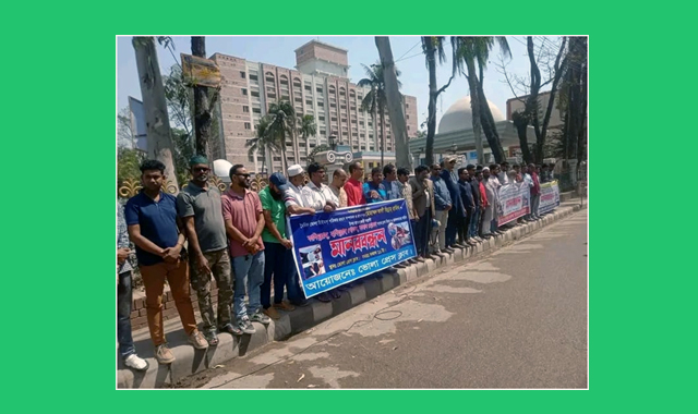 সংবাদ সংগ্রহে কাজে হামলার ৩ দিন হলেও পুলিশ প্রশাসন নিরব- প্রেসক্লাবের সামনে মানববন্ধন