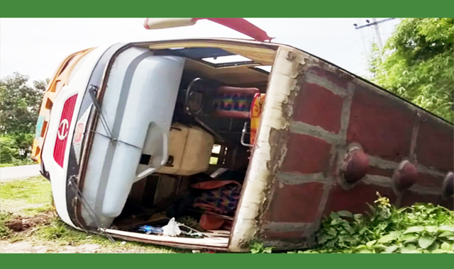 নবীগঞ্জে যাত্রীবাহী বাস নিয়ন্ত্রণ হারিয়ে খাদে পড়ে ২০ জন আহত