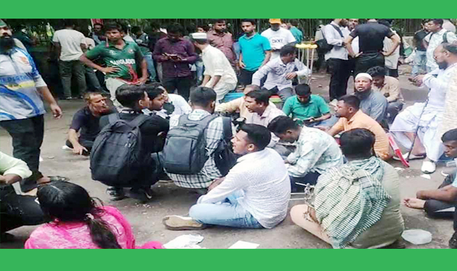জুলাই ঘোষণাপত্র না দেওয়ায় যমুনার সামনে অবস্থান