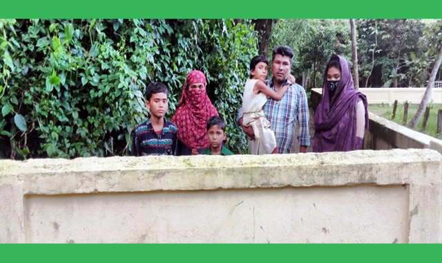 বাড়ি থেকে বাহির হওয়ার একমাত্র রাস্তাটি দেয়াল দিয়ে ঘিরে রাখা