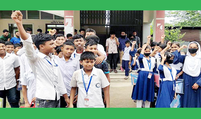 শিক্ষকের শাস্তির দাবিতে বিদ্যালয়টির শিক্ষার্থী ও এলাকাবাসী বিক্ষোভ