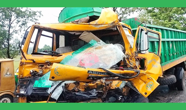 দুইটি ট্রাকের মুখোমুখি সংঘর্ষে হেলপার গুরুতর আহত