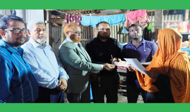 শহীদদের কবর জিয়ারত এবং স্বাক্ষাৎ ও আর্থিক অনুদান প্রদান করেছে সিকৃবি