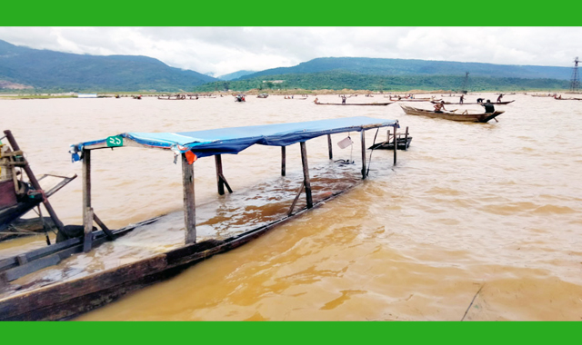অবৈধ বালু উত্তোলনকারী নৌকার ধাক্কায় আহত মাঝি ও পর্যটক