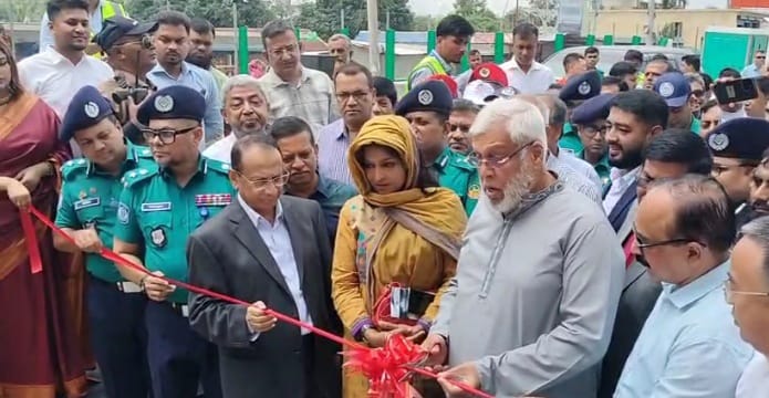 সড়ক নির্মাণে ব্যয় কমাতে হবে, উপদেষ্টা ফাওজুল কবির খান বিশেষ প্রতিনিধি: বাংলাদেশে সড়ক খাতকে সবচেয়ে বড় দুর্নীতির ক্ষেত্র আখ্যায়িত করে সড়ক পরিবহন ও সেতু উপদেষ্টা মুহাম্মদ ফাওজুল কবির খান বলেছেন, “রাস্তা নির্মাণের ব্যয় কমাতে হবে এবং সড়কের উপর নির্ভরতা হ্রাস করতে হবে। দেশের টেকসই উন্নয়নের জন্য মাল্টিমডেল ট্রান্সপোর্ট প্ল্যান গ্রহণ করে যোগাযোগ ব্যবস্থাকে সমন্বিত করা জরুরি।” রবিবার (২৪ আগস্ট) সকাল ১১টায় গাজীপুরে ঢাকা বাইপাস এক্সপ্রেসওয়ের প্রথম ধাপের উদ্বোধনী অনুষ্ঠানে প্রধান অতিথির বক্তব্যে তিনি এ কথা বলেন। উদ্বোধনকৃত ধাপে ভোগড়া বাইপাস থেকে ১৮ কিলোমিটার অংশ চালু করা হয়েছে। এ এক্সপ্রেসওয়েতে মোটরসাইকেল ও সিএনজি অটোরিকশার চলাচল সম্পূর্ণ নিষিদ্ধ করা হয়েছে। এছাড়া কোনো ইউটার্ন রাখা হয়নি এবং যানবাহনের ধরন অনুযায়ী টোল নির্ধারণ করা হবে। ৪৮ কিলোমিটার দীর্ঘ ঢাকা বাইপাস এক্সপ্রেসওয়ের নির্মাণকাজ শুরু হয় ২০২২ সালের মে মাসে। ভোগড়া বাইপাস থেকে মদনপুর পর্যন্ত বিস্তৃত প্রকল্পটির ইতোমধ্যেই ৮০ শতাংশ কাজ শেষ হয়েছে। ২০২৬ সালের জুন মাসের মধ্যে পুরো কাজ শেষ করে হস্তান্তরের লক্ষ্য রয়েছে। অনুষ্ঠানে ফাওজুল কবির খান বলেন, “আমাদের দেশে নামেই হাইওয়ে। হাইওয়ের উপর দিয়ে সাধারণ মানুষ হেঁটে যায়, গবাদিপশুও চলে। এজন্য যানবাহনের গতিশীলতা ব্যাহত হয়। এখন আমরা এমন এক্সপ্রেসওয়ে তৈরি করছি যেখানে বাহিরে ফেন্সিং থাকবে, ফলে যানবাহন নিরবচ্ছিন্নভাবে চলতে পারবে।
