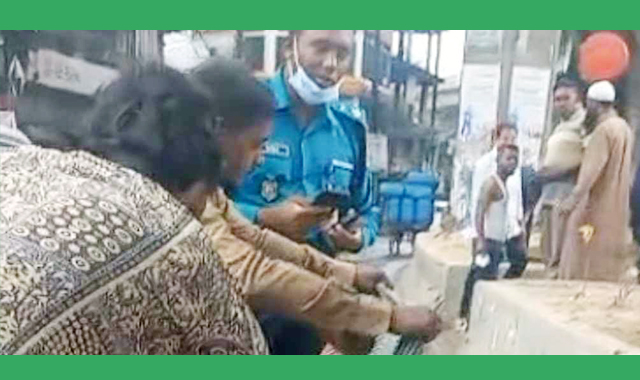 ব্যস্ত শহরে রাস্তার ধারে পড়ে প্রসব বেদনায় কাতরাচ্ছিলেন অত:পর