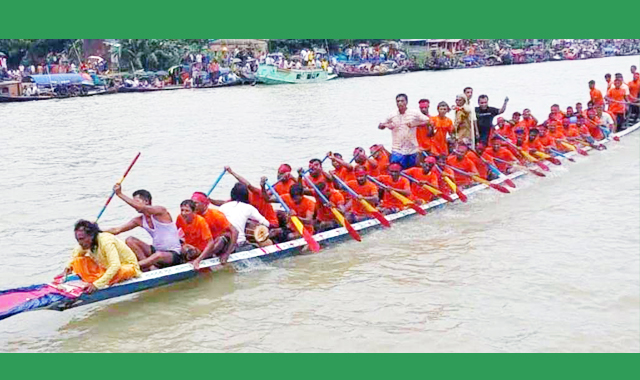 সুনামগঞ্জের দিরাই উপজেলার শ্যামারচরের সুরমা নদীতে নৌকাবাইচ