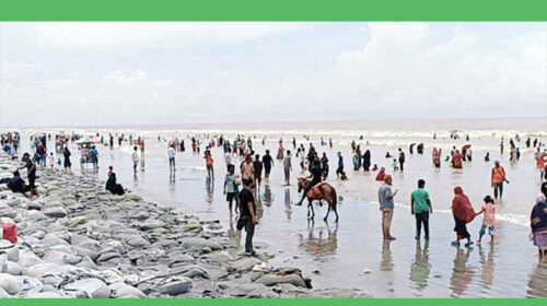 সকাল গড়াতেই কুয়াকাটার সৈকতে জমে ওঠে পর্যটকের ভিড়