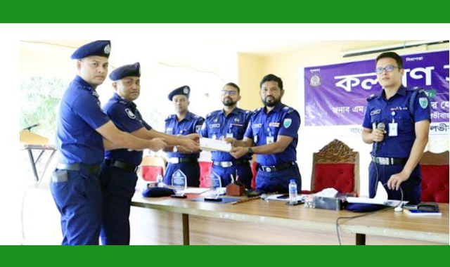 বড়লেখায় ছিনতাই হওয়া মালামাল উদ্ধার করার জন্য তাদের এই পুরস্কার দিলেন, ওসি ও এসআই