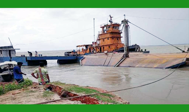 ফেরিঘাটে পদ্মার ভাঙন ক্রমেই তীব্র আকার ধারণ করছে