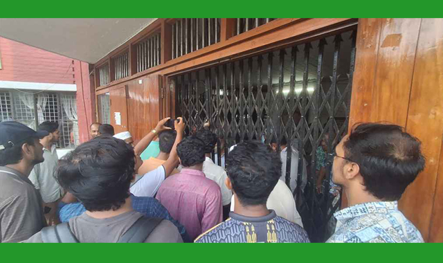 বাকৃবিতে ক্ষুব্ধ শিক্ষার্থীরা শিল্পাচার্য জয়নুল আবেদিন মিলনায়তনে তালা ঝুলিয়ে দেন