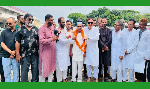 সাবেক ছাত্রদল নেতা জুয়েল বক্স মনিকে বিমানবন্দরে সংবর্ধনা