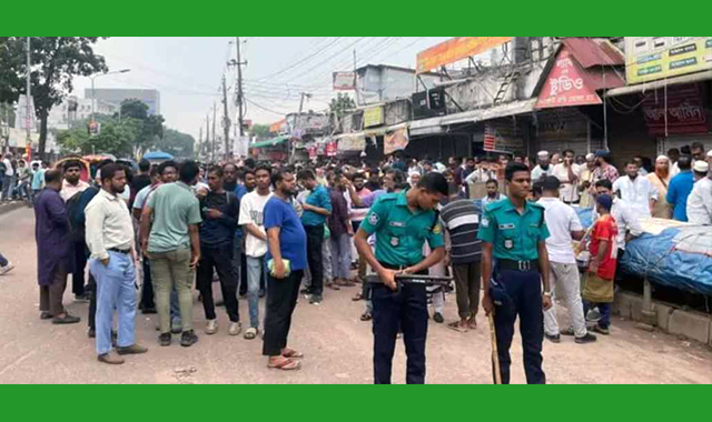 বাম পাশে বিএনপি এবং ডানপাশে জামায়াতের নেতাকর্মীরা অবস্থান
