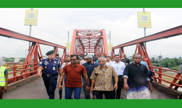 কিনব্রিজের ব্যবসায়ীরা দ্রুত তাদের মালামাল নিয়ে কেটেপড়েন