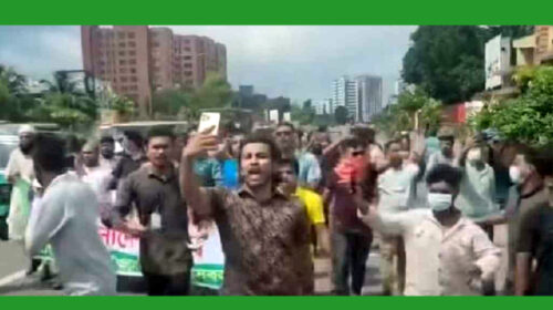 মিছিলের পাশ দিয়েই চলে যাচ্ছে পুলিশের গাড়ি