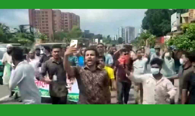 মিছিলের পাশ দিয়েই চলে যাচ্ছে পুলিশের গাড়ি