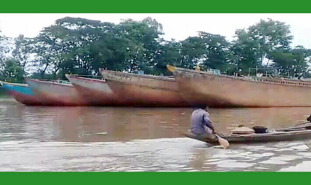 সুরমা নদী থেকে অবৈধভাবে বালু উত্তোলন চলছে