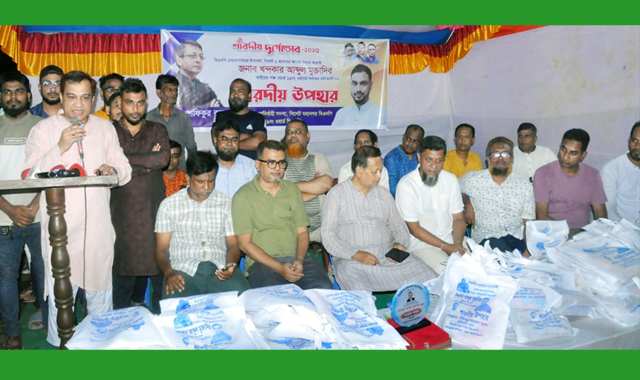 শারদীয় দুর্গাপূজায় খন্দকার মুক্তাদিরের পক্ষ থেকে শুভেচ্ছা উপহার প্রদান