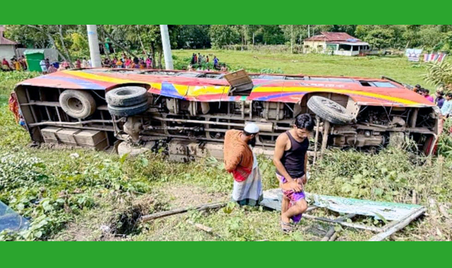 যাত্রীবাহি বাস উল্টে অন্তত ৩০ জন যাত্রী আহত
