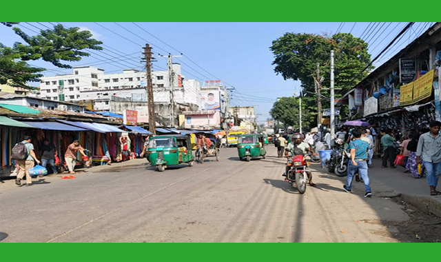 প্রশাসনের কঠোর অবস্থান খবর ছড়িয়ে পড়তেই সকাল থেকেই ফাঁকা হয়ে গেছে ফুটপাত