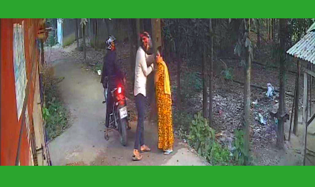 এক গৃহবধূর কানের দুল ছিনিয়ে নিয়েছে দুই যুবক