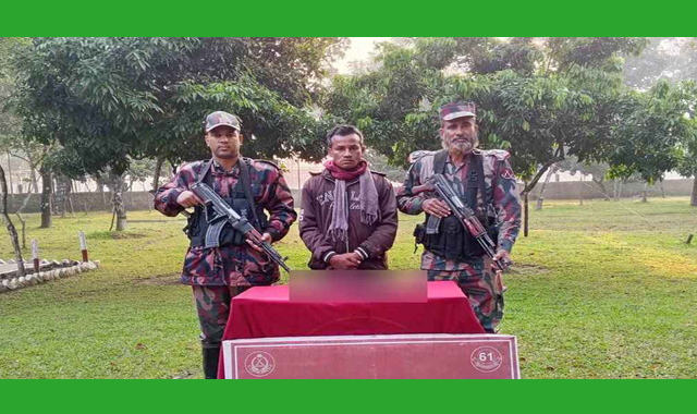 কাঁটাতারের বেড়া কাটতে যাওয়ার সময় চোরাকারবারিকে আটক