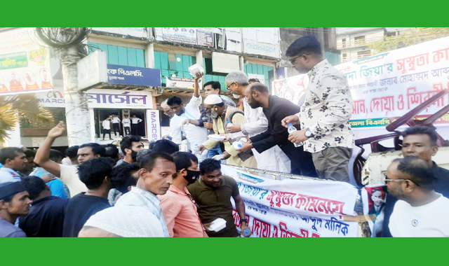 খালেদা জিয়ার সুস্থতার জন্য এম এ মালিকের পক্ষ থেকে দক্ষিণ সুরমায় খাবার বিতরণ