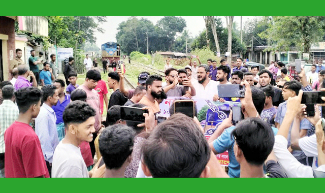 বন্ধ সকল স্টেশন চালুকরন সহ ৮ দফা দাবি আদায়ে শমশেরনগর রেলস্টেশনে ট্রেন অবরোধ