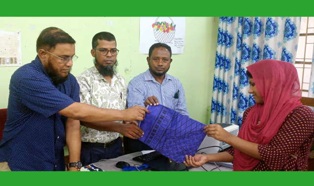 সুরক্ষা বঞ্চিত মেয়েদের মধ্যে ভিপি মাহবুবুল হক চৌধুরীর জায়নামাজ বিতরণ