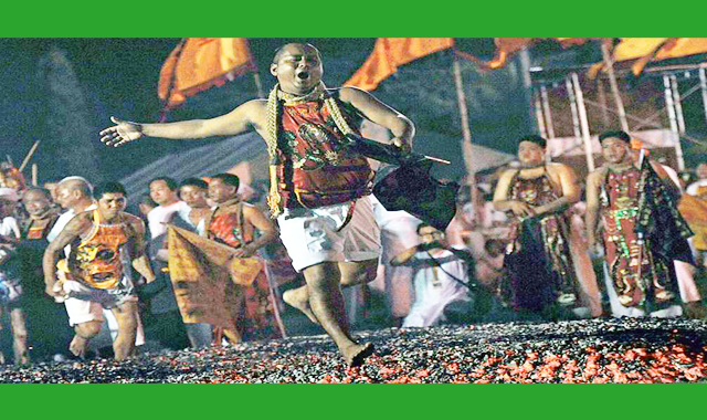 খালি পায়ে তপ্ত কয়লার ওপর দিয়ে হেঁটে যাচ্ছে একের পর এক মানুষ