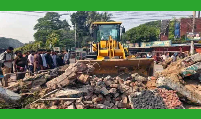 বিক্ষুব্ধ ছাত্র-জনতা স্তম্ভ গুঁড়িয়ে দিয়েছে