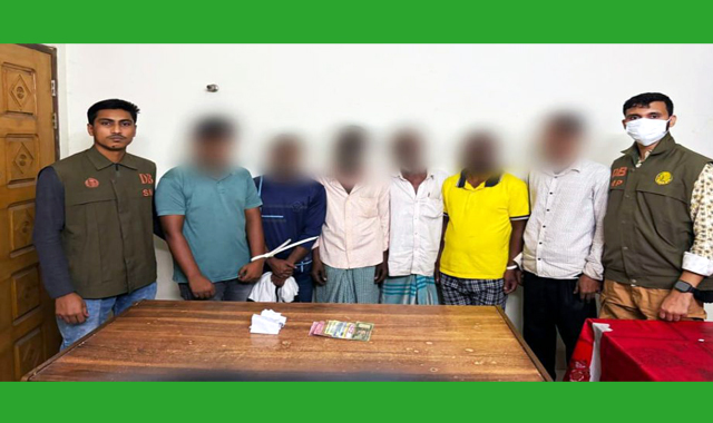 বাগবাড়ি নরসিংটিলা এলাকায় অভিযান ৬ জনকে আটক