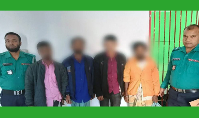 দোকানের ভেতরে জুয়া খেলার সময় ৪ জন জুয়াড়িকে আটক