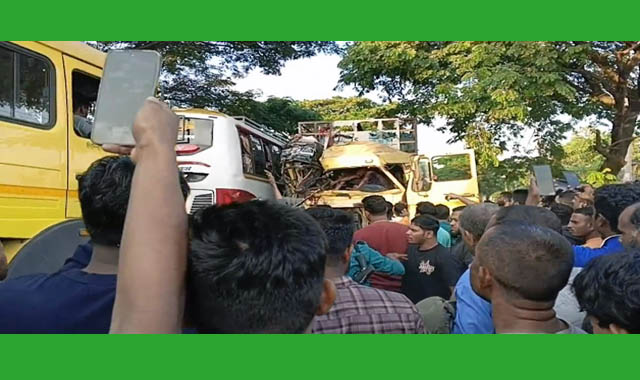 বাস-ট্রাকের মুখোমুখী সংঘর্ষে অন্তত ১০ জন আহত