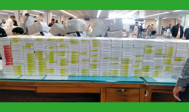 দুবাই ফেরত দুই যাত্রীর লাগেজ তল্লাশি সিগারেট ও ৬টি আইফোন