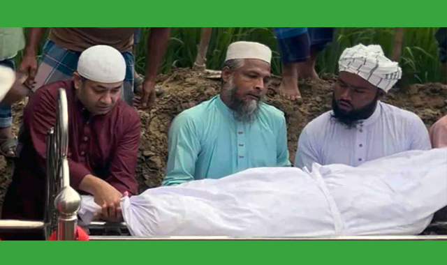 গাড়ি থামিয়ে নিজেই কবরে নেমে দাফন কাজে অংশ নিলেন