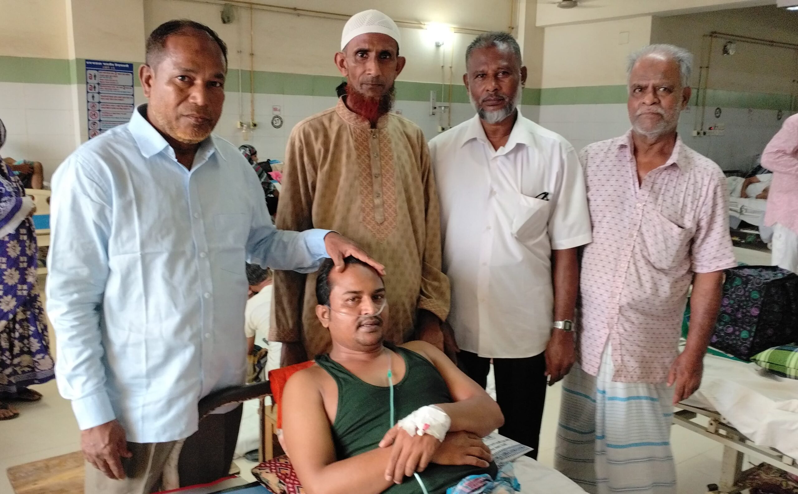 অসুস্থ ফটো সাংবাদিক আব্দুল খালিকের শয্যাপাশে সিলেট জেলা রিক্সা শ্রমিক ইউনিয়নের নেতৃবৃন্দ