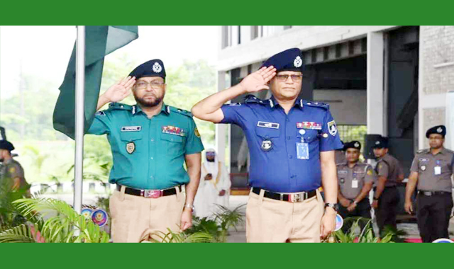 পুলিশ সদস্যদের নতুন ইউনিফর্ম