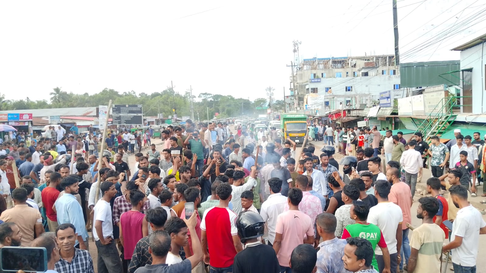 গোবিন্দগঞ্জে ছাত্রদল-ছাত্রশিবিরের সং ঘ র্ষ: হেনস্তার শিকার তিন সাংবাদিক