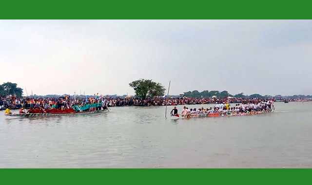 হাজারো মানুষ নৌকাবাইচ দেখতে হাওরপাড়ে ভিড় করেন