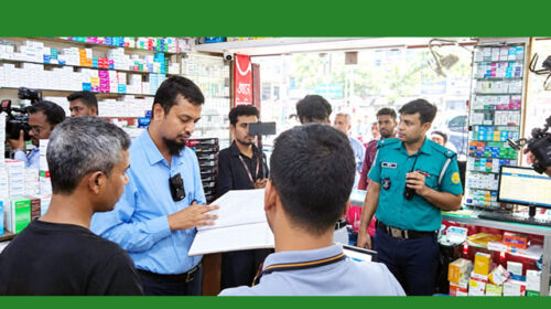 আল-মদীনা ফার্মেসির ফ্রিজে প্রচুর মেয়াদোত্তীর্ণ ওষুধ