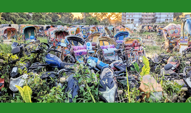 ব্যাটারিচালিত রিকশাগুলো পড়ে আছে ব্যাটারিবিহীন অবস্থায়