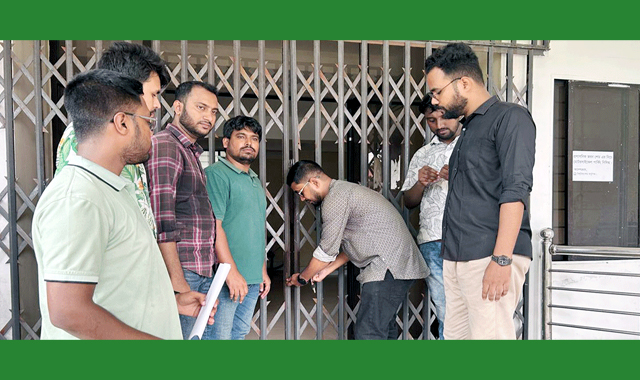 ভিসির পদত্যাগের দাবিতে গেটে তালা